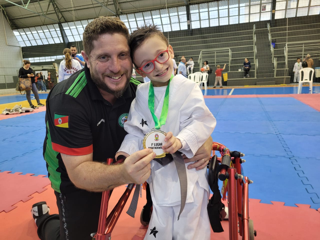 Ir para  <p>O paratleta erechinense e campe&atilde;o Ga&uacute;cho de Parataekwondo, Lorenzo H&uuml;bner Giaretta, de sete anos, participou no &uacute;ltimo dia 4 de setembro da Olimp&iacute;ada Municipal Estudantil, promovida...